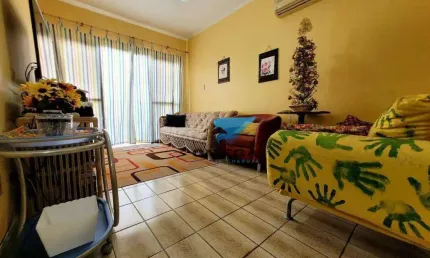 Apartamento com sacada na Praia das Astúrias à venda no Guarujá. Confortável, claro e arejado com ótima distribuição. Confira!