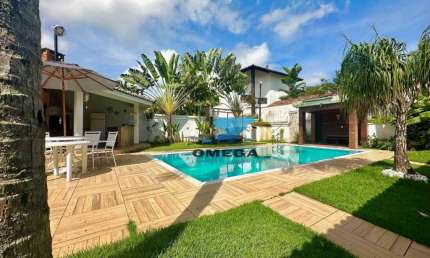 JARDIM ACAPULCO - Casa à venda com 4 suítes, piscina e churraqueira.