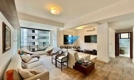 Apartamento reformado á venda na Praia das Pitangueiras no Guarujá I Omega Imoveis