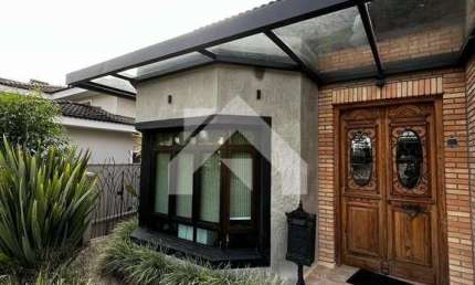 Luxuosa Casa em Alphaville: 4 Suítes e 540m² à Venda