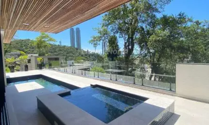 Casa alto-padrão a venda na Barra em Balneário Camboriú