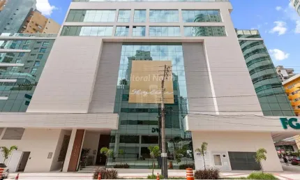 Apartamento finamente mobiliado com linda vista para o mar.