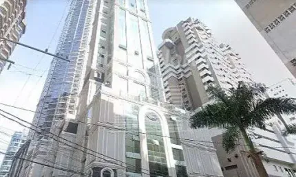 Apartamento finamente mobiliado com vista para o mar.
