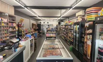 Mini mercado e conveniência á venda de frente para a padaria Trigos na Rua 1500.