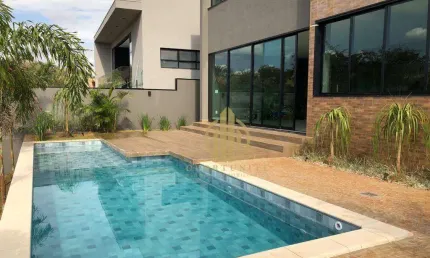 Sobrado com 4 suítes com piscina integrada na área de lazer no Alphaville