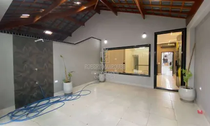 CASA GEMINADA DE ALTO PADRÃO 
3 DORMITÓRIOS ( SENDO 2 SUÍTES) TODOS COM AR DE 9 INSTALADO  
SALA AMPLA, COM AR DE 18  INSTALADO                  
COZINHA C/ BALCÃO    AMERICANO 
LAVABO NA ÁREA GOURMET