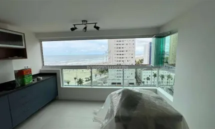 Porteira Fechada à venda na Praia Grande, localizado no bairro da Mirim, composto por 02 dormitórios sendo um deles suíte, sala ampla em 'L' dois ambientes com sacada Gourmet e vista linda e definitiv