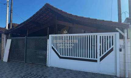 Casa geminada no Maracanã, Praia Grande/SP 02 Dormitórios com 1 Suíte, sala ampla, cozinha espaçosa com 02 vagas de garagem, área externa com churrasqueira