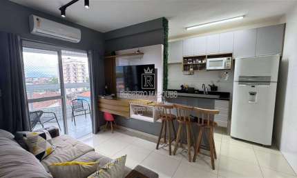 Apartamento Todo mobilado com 2 quartos para Venda no Balneario Maracanã com 67,59 m² de área útil Sala ampla com Sacada Gourmet integrada e Envidaraçada com vista mar, Cozinha areja e com iluminação 