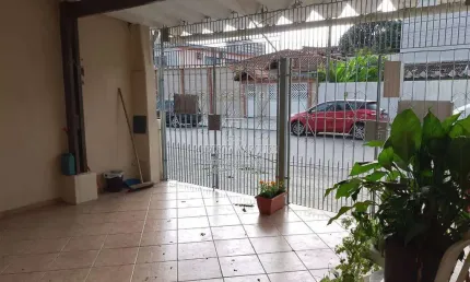 Casa geminada no centro do boqueirão, ideal para moradia e principalmente para comércio, com 2 dormitórios, 1 suíte, e uma edicula com dormitório 2 vagas de garagem e totalmente reformada.