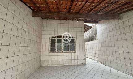 Casa Geminada à Venda em Maracanã, Praia Grande - 2 Dorms, 1 Suíte e Quintal! R$ 374.000