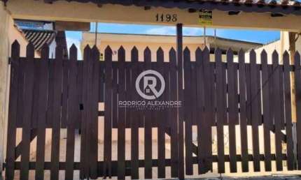 Casa à Venda em Mongaguá - 3 Dormitórios, Piscina e Churrasqueira por R$ 286.000