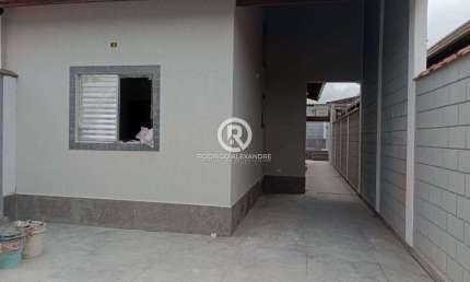 Casa à Venda em Itanhaém: 2 Dormitórios, Suíte, Piscina e Espaço Gourmet por R$ 370.000!