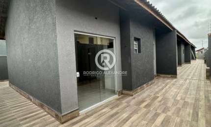 Casa à Venda em Itanhaém - 2 Dormitórios, Suíte, Piscina e Garagem por R$ 239.000