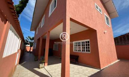 Magnífico Sobrado com 6 Dormitórios, Piscina e Garagem em Grandesp, Itanhaém - R$ 850.000