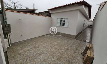 Casa Geminada à Venda em Mongaguá - 2 Dormitórios, Piscina e Espaço Gourmet por R$ 289.000!