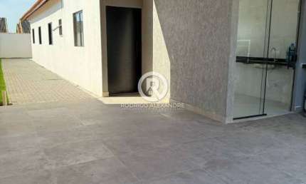 Casa à Venda em Itanhaém - 2 Dormitórios, 1 Suíte e Espaço Gourmet por R$ 380.000