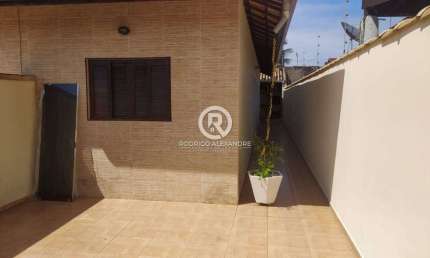 Casa Geminada com 2 Dormitórios e Churrasqueira à Venda em Nova Itanhaém - R$ 340.000