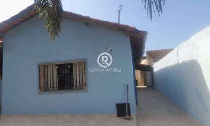 Casa à Venda em Itanhaém - 3 Dormitórios, Suíte, Piscina e Área de Lazer por R$ 318.000