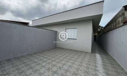 Casa à Venda em Itanhaém - 2 Dormitórios, Suíte e Quintal - R$ 265.000
