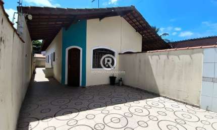 Casa à venda com 2 dormitórios, sala, cozinha e banheiro.