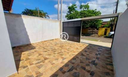 Charmosa Casa Geminada em Tupy, Itanhaém – 2 Dormitórios, Suíte e Piscina! R$ 369.900