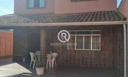 Casa à Venda em Itanhaém - 4 Dormitórios, 1 Suíte, Churrasqueira e Garagem para 8 Veículos