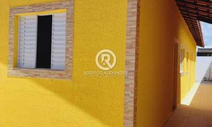 Casa à Venda em Itanhaém - 2 Dormitórios, Espaço Gourmet e Piscina por R$ 240.000
