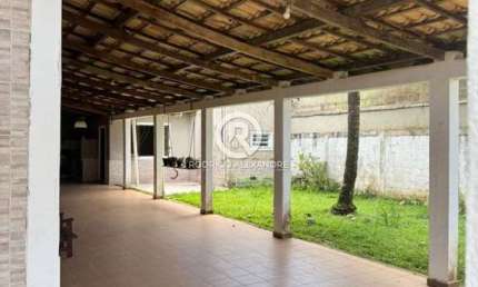 Casa à Venda em Itanhaém: 4 Dormitórios, Espaço Gourmet e 6 Vagas por R$ 620.000