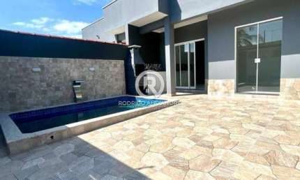 Casa à Venda em Mongaguá com 2 Dormitórios, Suíte e Piscina - Ideal para sua Família!
