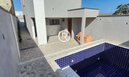 Sobrado à Venda em Mongaguá - 3 Dormitórios, Suíte, Piscina e 2 Vagas de Garagem por R$ 595.000