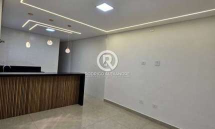 Casa à Venda em Mirim, Praia Grande - 2 Suítes, Churrasqueira e Garagem por R$ 597.000