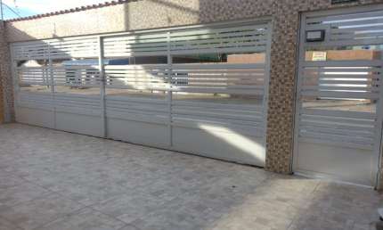 Linda casa nova sobreposta 2 dorms, com sacada, excelente localização