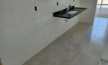 Apto novo 2 dorms, suite, sacada gourmet, prédio frente para o mar, balneário florida