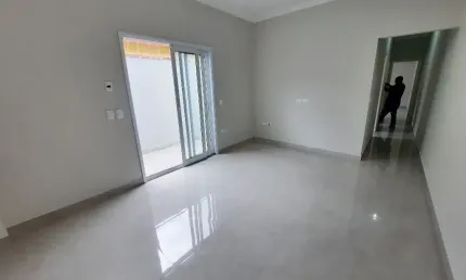 Casa 2 quartos 1 suíte- Lado Praia no Jardim Real em Praia Grande - RP522