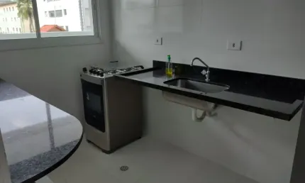 Vila caiçara, lindo apto 2 dorms, sacada gourmet, 100 mts do mar