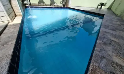 Vila Caiçara, excelente apto, 2 dorms, suite, sacada, prédio frente para o mar