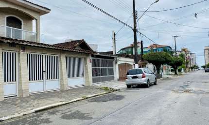 Sobrado para venda tem 220 metros quadrados com 3 quartos em Caiçara - Praia Grande - SP