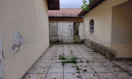 Vila Mirim casa isolada 2 dorms c/ edicula próximo ao mar.