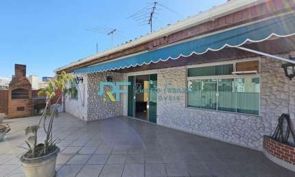Cobertura ampla, 236m², 6 dormitórios, 3 banheiros sociais.