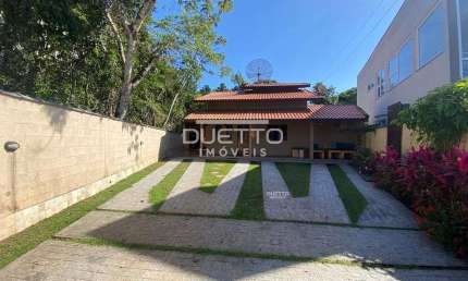 Casa de Praia em condomínio fechado, contando com 02 dormitórios e piscina adulto e infantil, à ven