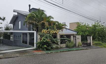 Casa com 3 quartos à venda na Rua dos Flamingos, 180, Pedra Branca, Palhoça por R$ 1.810.000