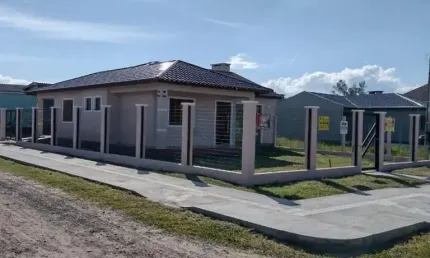 Casa a venda,  3 quartos, sendo 1 suíte, churrasqueira e garagem coberta, próximo ao Mar