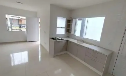 Casa de 02 quartos, com 69m², sendo 1 suíte, 2 vagas, churrasqueira, no VILLAGE em Capão