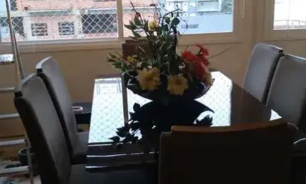 Apto com 2 quartos, sendo 1 suíte, MOBILIADO ,em frente a praça , andar alto com vista Mar