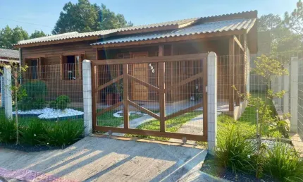 Casa MOBILIADA com 3 quartos, demais peças, amplo terreno em Capão Novo