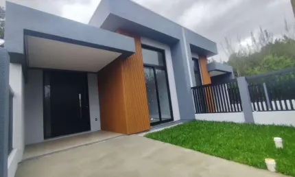 Casa com 2 quartos, sendo 1 suíte, churrasqueira no Capão Village, em Capão da Canoa