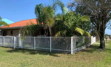 Casa com 3 quartos, sendo 2 suítes, churrasqueira e garagem fechada. próximo ao mar