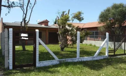 Casa com 4 quartos, Edícula e amplo pátio na frente, próximo ao mar