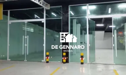 Loja com mais de 450m2 de área, com piso porcelanato novo.